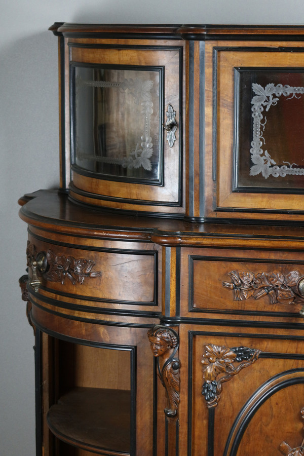 Display cabinet with hunting attributes