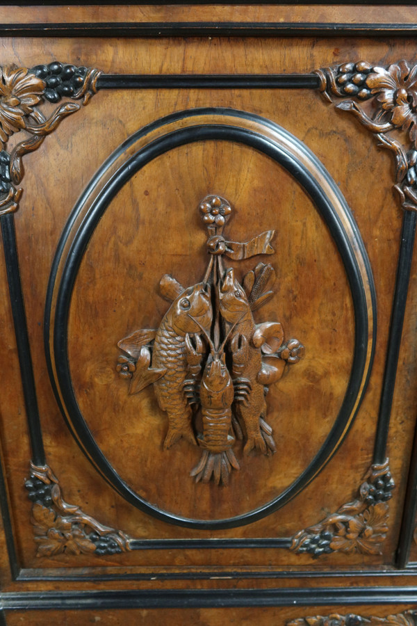 Display cabinet with hunting attributes