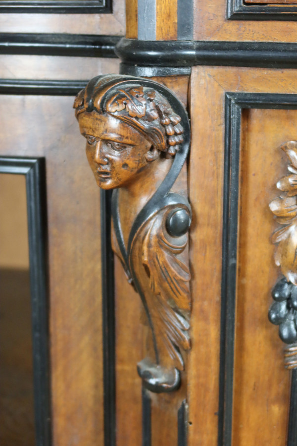 Display cabinet with hunting attributes