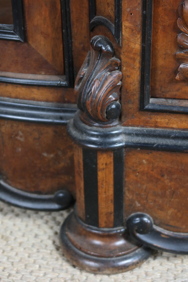 Display cabinet with hunting attributes