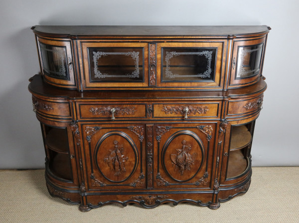 Display cabinet with hunting attributes