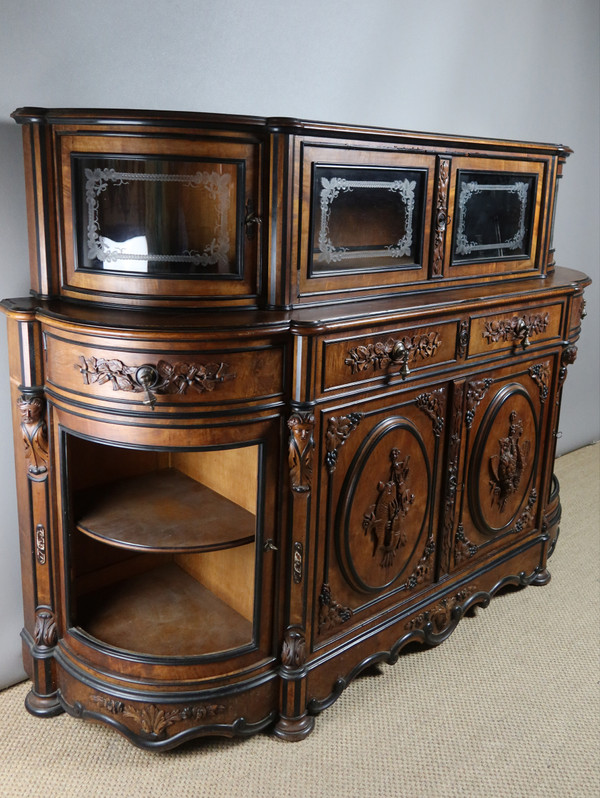 Display cabinet with hunting attributes