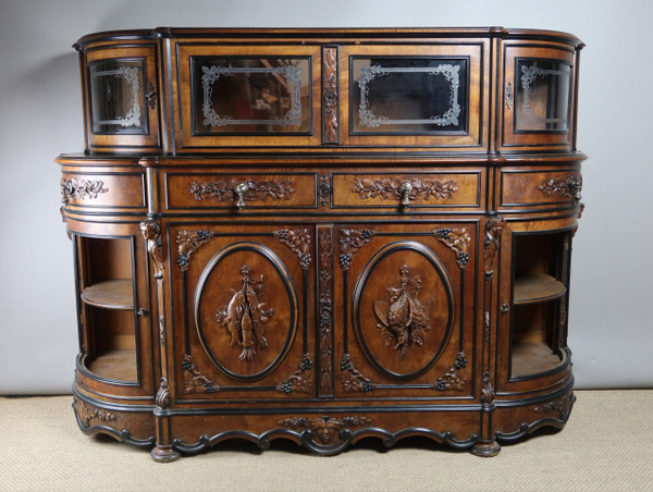Display cabinet with hunting attributes