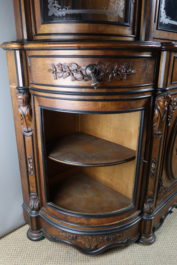 Display cabinet with hunting attributes