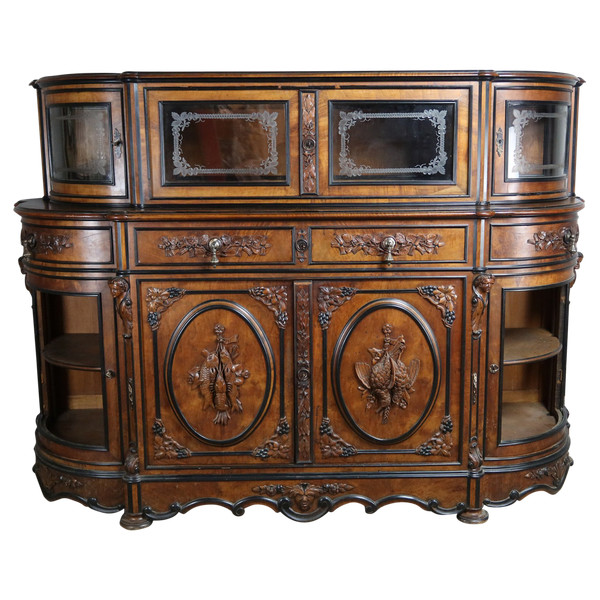 Display cabinet with hunting attributes