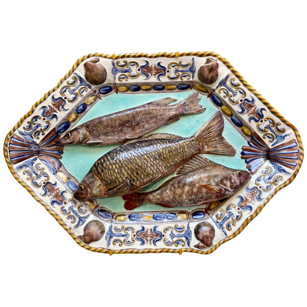 RARE: DE NEUCHÈZE. École de Tours. Trompe-l’œil décor aux poissons. Suiveurs Palissy, XIXème siècle.