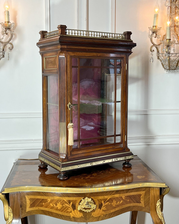 SMALL NAPOLEON III PERIOD DISPLAY CABINET IN MAHOGANY DECORATED WITH BRASS / ORIGINAL GLASS