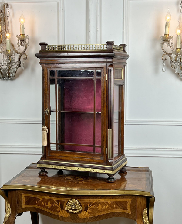SMALL NAPOLEON III PERIOD DISPLAY CABINET IN MAHOGANY DECORATED WITH BRASS / ORIGINAL GLASS