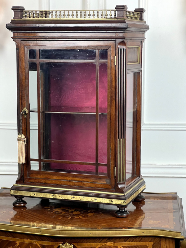 SMALL NAPOLEON III PERIOD DISPLAY CABINET IN MAHOGANY DECORATED WITH BRASS / ORIGINAL GLASS