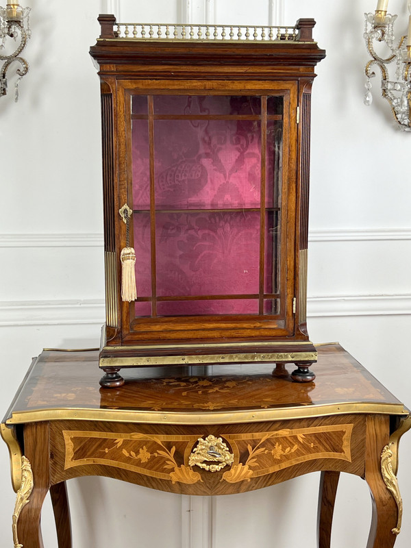 SMALL NAPOLEON III PERIOD DISPLAY CABINET IN MAHOGANY DECORATED WITH BRASS / ORIGINAL GLASS