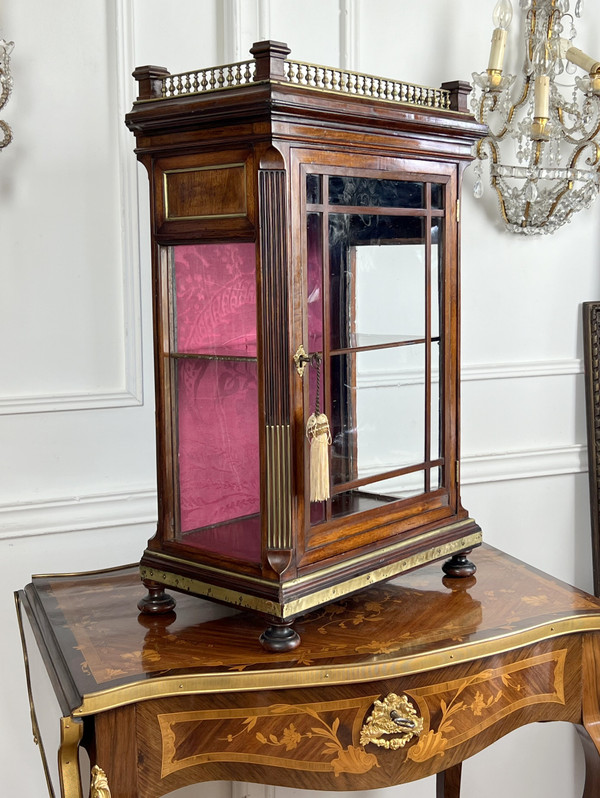 SMALL NAPOLEON III PERIOD DISPLAY CABINET IN MAHOGANY DECORATED WITH BRASS / ORIGINAL GLASS