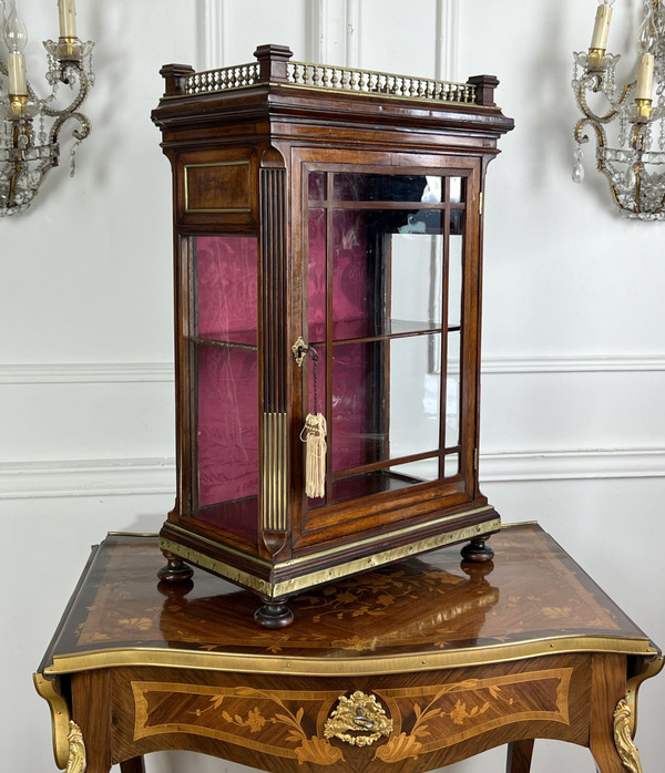 SMALL NAPOLEON III PERIOD DISPLAY CABINET IN MAHOGANY DECORATED WITH BRASS / ORIGINAL GLASS