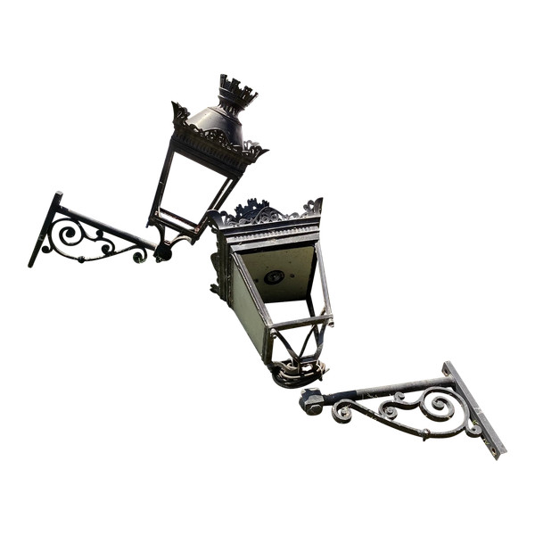Pair of lanterns and their gallows