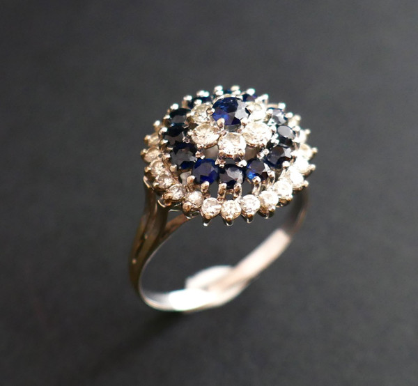 Anello vintage con zaffiro e diamante.