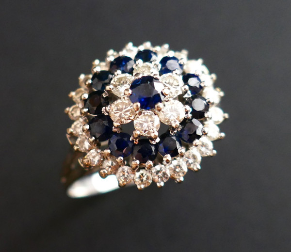 Anello vintage con zaffiro e diamante.