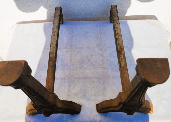 Coppia di candelabri in stile gotico