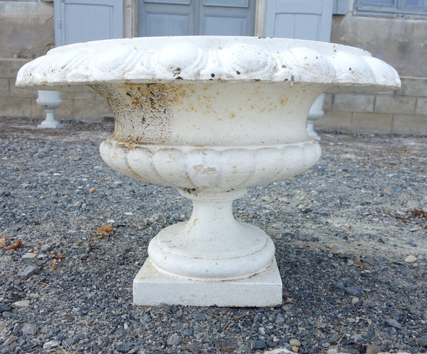 Pair of large Medicis ornamental vases, cast-iron garden planters, 19th century