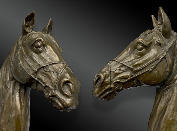 Coppia di teste di cavallo; scultura in bronzo firmata J. REYOL. Francia 20° secolo