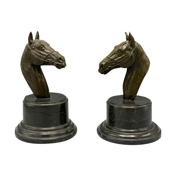 Coppia di teste di cavallo; scultura in bronzo firmata J. REYOL. Francia 20° secolo