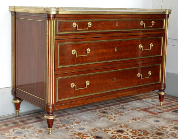 Cassettone da ufficiale del Direttorio Luigi XVI in mogano maculato in stile Molitor fine XVIII secolo