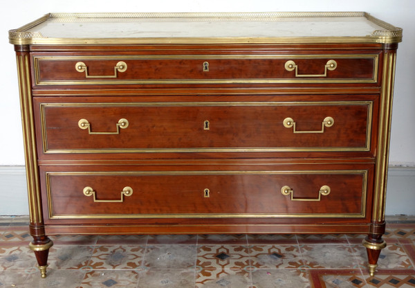 Cassettone da ufficiale del Direttorio Luigi XVI in mogano maculato in stile Molitor fine XVIII secolo