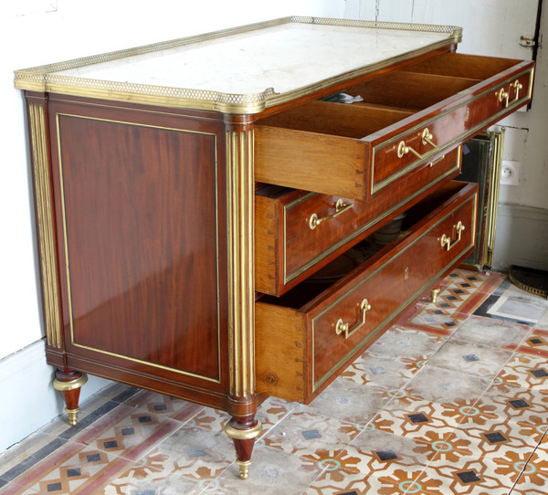 Cassettone da ufficiale del Direttorio Luigi XVI in mogano maculato in stile Molitor fine XVIII secolo
