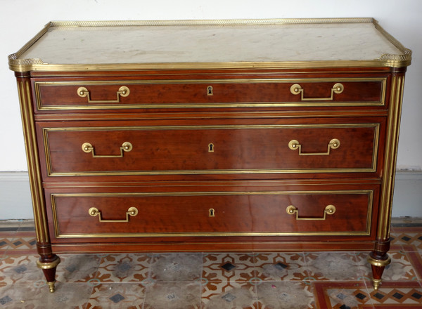 Cassettone da ufficiale del Direttorio Luigi XVI in mogano maculato in stile Molitor fine XVIII secolo