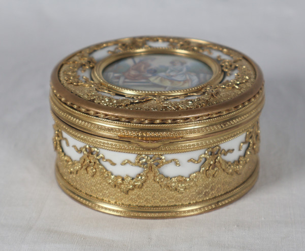 Porcelain and pompom jewelry box, late 19th century