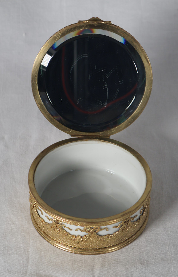 Porcelain and pompom jewelry box, late 19th century