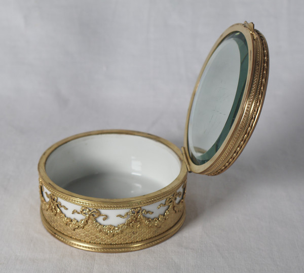 Porcelain and pompom jewelry box, late 19th century