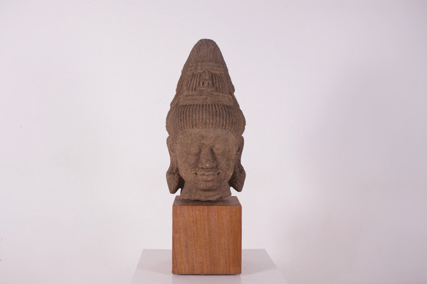 Grande testa di divinità Khmer Pre-Angkor in gres (80 cm)