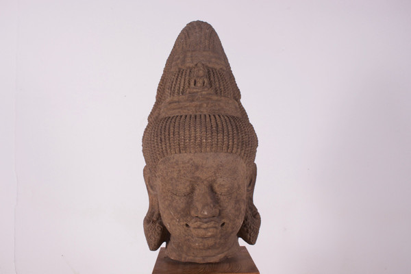 Grande testa di divinità Khmer Pre-Angkor in gres (80 cm)
