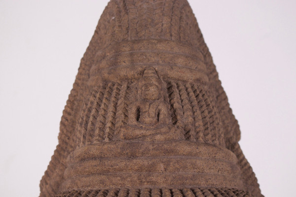Grande testa di divinità Khmer Pre-Angkor in gres (80 cm)