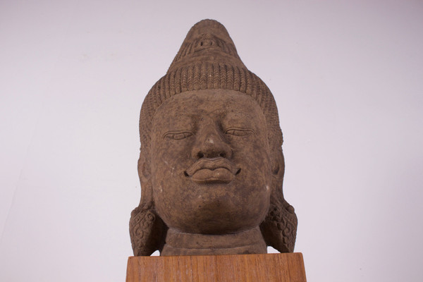 Grande testa di divinità Khmer Pre-Angkor in gres (80 cm)