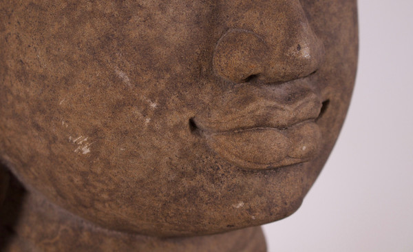Grande testa di divinità Khmer Pre-Angkor in gres (80 cm)