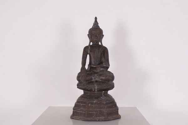Buddha birmano in bronzo, regni Shan.