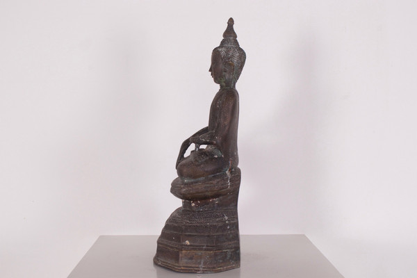 Buddha birmano in bronzo, regni Shan.