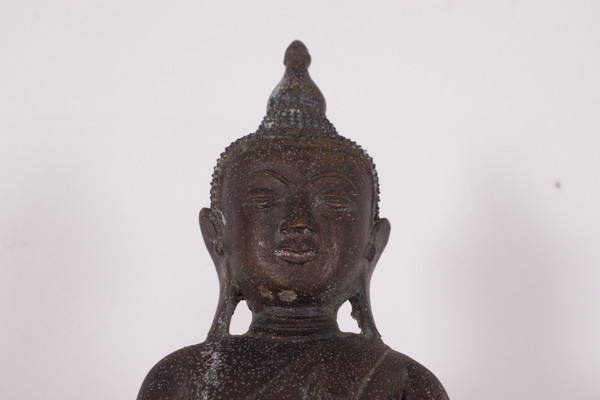 Buddha birmano in bronzo, regni Shan.