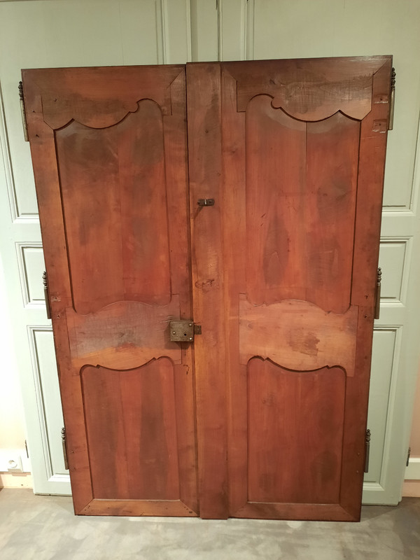 Paire de portes Louis XV en merisier d’époque début du XIXème siècle.