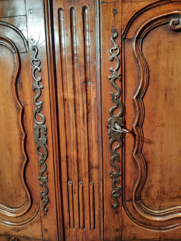 Credenza curva Luigi XV in legno di ciliegio, XVIII secolo.