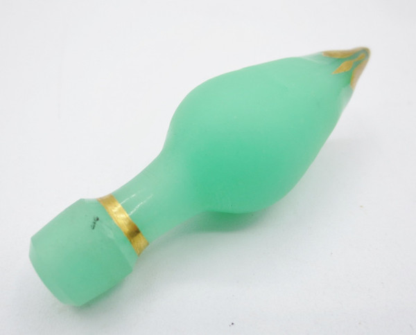 Flacon en opaline, XIXe siècle.  