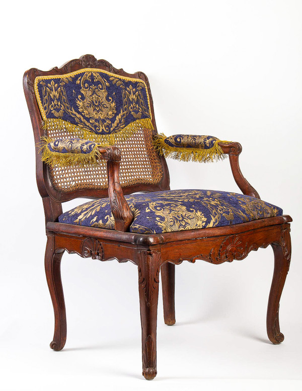 Poltrona con base a canna in legno naturale modellato e intagliato del periodo Regency, circa 1720