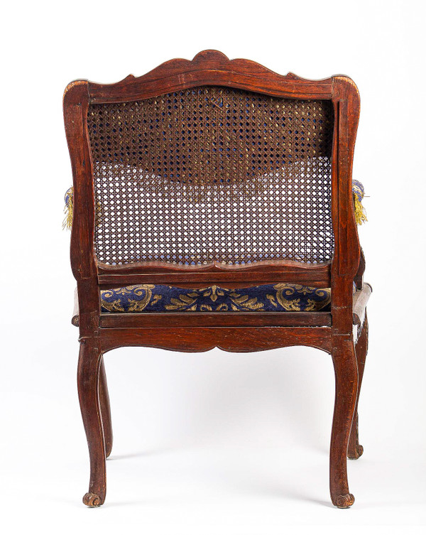 Poltrona con base a canna in legno naturale modellato e intagliato del periodo Regency, circa 1720