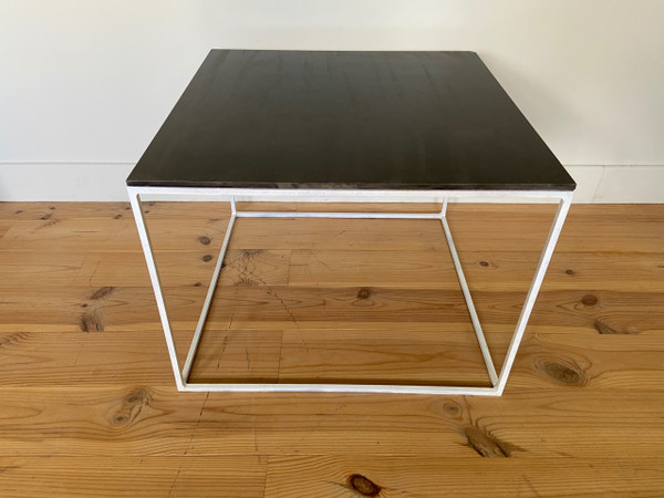 Table basse ou table d'appoint carrée en ardoise.