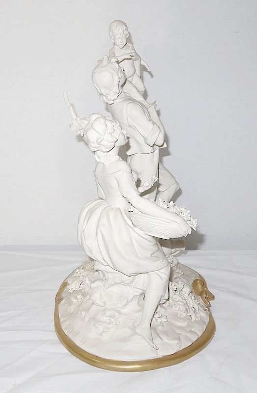  Groupe en Biscuit de Capodimonte, signé C. Villari – XXe 