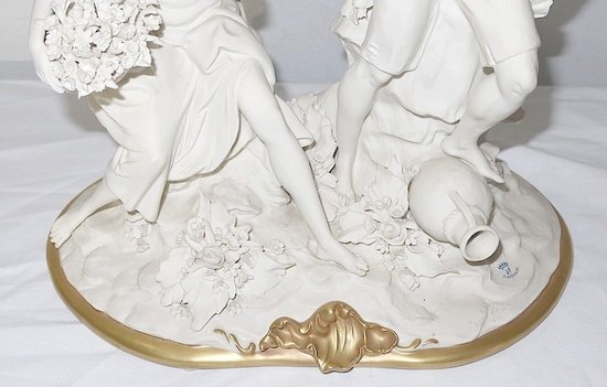 Groupe en Biscuit de Capodimonte, signé C. Villari – XXe 