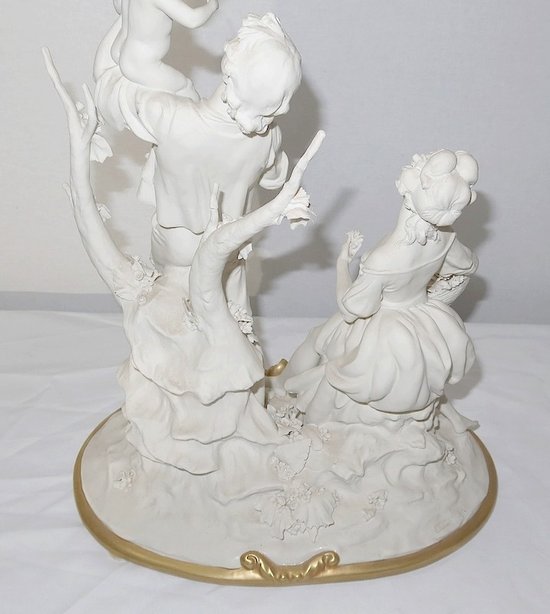  Groupe en Biscuit de Capodimonte, signé C. Villari – XXe 