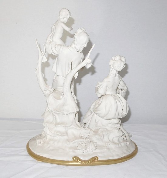  Groupe en Biscuit de Capodimonte, signé C. Villari – XXe 