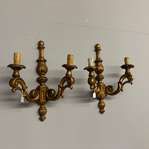 Paire d'appliques anciennes en bois sculpté et doré. Louis Philippe, milieu du 19ème siècle. Dimensions 50 x 36