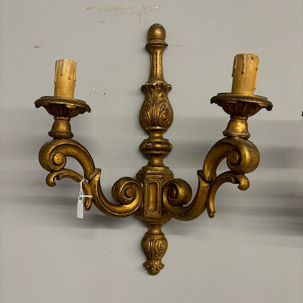 Paire d'appliques anciennes en bois sculpté et doré. Louis Philippe, milieu du 19ème siècle. Dimensions 50 x 36